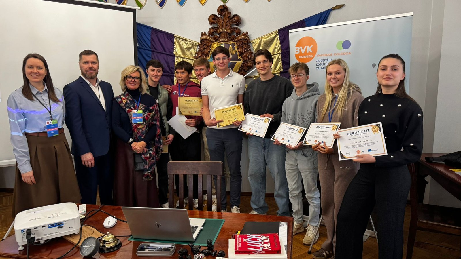 Kas notiek, ja studenti iejūtas vadītāja, finanšu direktora vai mārketinga direktora lomā — un telpā ienāk investors?